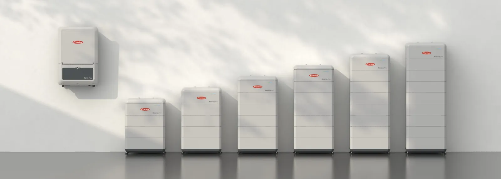 Fronius växelriktare bredvid Reserva PRO-batterier i flera storlekar med olika antal moduler